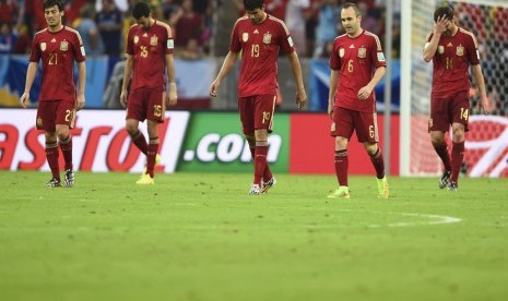 Pemain Timnas Spanyol (kiri-kanan) David Silva, Sergio Busquets, Diego Costa, Andres Iniesta dan Xabi Alonso tertunduk lesu usai menelan kekalahan dari Cile di laga Grup B Piala Dunia 2014 di Stadion Maracana, Rio de Janeiro, Rabu (18/6).  