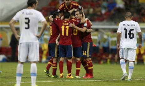 Pemain timnas Spanyol merayakan gol saat menghadapi Uruguay di laga Grup B Piala Konfederasi 2013 di Arena Pernambuco, Recife, Brasil, Ahad (16/6). 