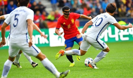 Pemain Timnas Spanyol, Pedro Rodriguez (tengah), berebut bola dengan pemain Korea Selatan, Jang Hyun-soo (kanan), dalam laga internasional di Salzburg, Austria, Rabu (1/6). 