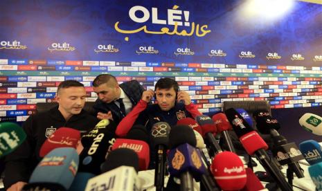 Pemain Timnas Spanyol, Rodrigo Hernandez, menghadiri sesi jumpa pers jelang laga uji coba lawan tuan rumah Yordania di Amman pada 17 November 2022. 