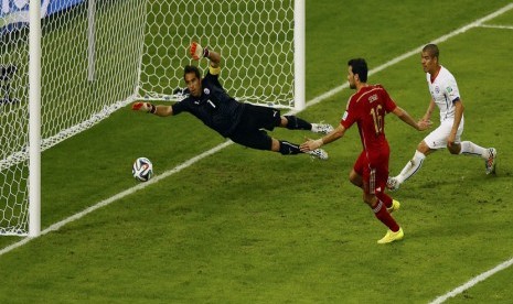 Pemain Timnas Spanyol, Sergio Busquets (tengah), gagal memaksimalkan peluang mencetak gol saat menghadapi Cile di laga Grup B Piala Dunia 2014 di Stadion Maracana, Rio de Janeiro, Rabu (18/6). 