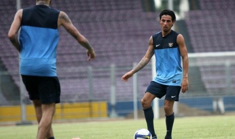 Pemain Timnas Stefano Lilipaly (kanan) melakukan sesi latihan di Stadion Gelora Bung karno (GBK), Jakarta, Selasa (12/3). 