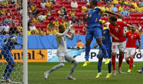 Pemain Timnas Swiss, Admir Mehmedi (dua kanan), melepaskan sundulan melewati kiper Ekuador, Alexander Dominguez (dua kiri), dalam laga Grup E Piala Dunia 2014 di Stadion Nasional, Brasilia, Ahad (15/6). 