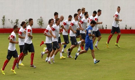 Pemain Timnas Swiss melakukan pemanasan saat sesi latihan di Porto Seguro pada Jumat (13/6). 