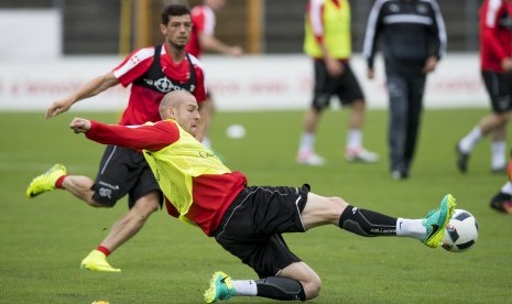 Pemain timnas Swiss, Philippe Senderos, beraksi saat mengikuti sesi latihan timnas di Lugano, Swiss, pada 30 Mei 2016. 