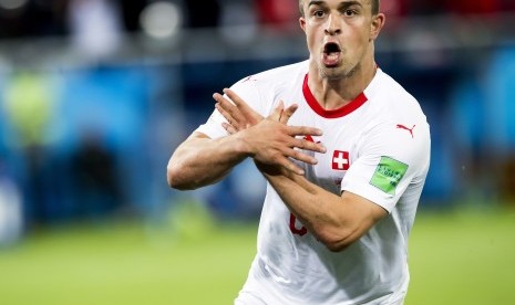 Pemain Timnas Swiss, Xherdan Shaqiri, melakukan selebrasi Elang Kepala Ganda usai menjebol gawang Serbia di laga Grup E Piala Dunia 2018 di Kaliningrad, Rusia, Jumat (22/6). 