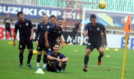 Pemain timnas Thailand melakukan latihan saat uji coba lapangan jelang laga melawan Indonesia di Stadion Pakansari, Cibinong, Kabupaten Bogor,Selasa (13/12). 