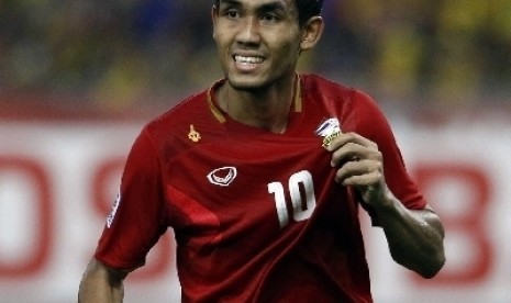 Striker timnas Thailand, Teerasil Dangda. Teerasil tercatat telah mencetak lima gol ke gawang Indonesia di pentas Piala AFF.