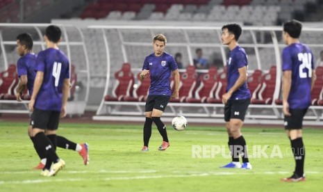 Pemain Timnas Thailand Theerathon Bunmathan mengikuti sesi latihan resmi di Stadion Utama Gelora Bung Karno, Senayan, Jakarta, Senin (9/9/2019). 