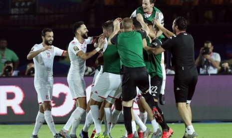 Pemain Timnas Tunisia melakukan selebrasi usai menyingkirkan timnas Madagaskar di babak perempat final Piala Afrika 2019 di Cairo, Mesir, pada Kamis (11/7).