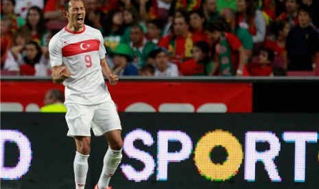 Pemain timnas Turki, Umut Bulut, meluapkan emosinya usai menjebol gawang Portugal dalam laga uji coba di Stadion Luiz, Lisbon, Portugal, pada Sabtu (2/6). 