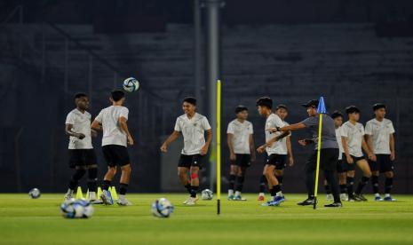 Pemain Timnas U-17 melakukan sesi latihan jelang laga perdana melawan Timnas Ekuador di Gelora 10 November, Surabaya, Jawa Timur.