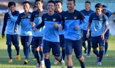 Pemain timnas U-19 Indonesia melakukan latihan di Stadion Yangon United, Yangon, Jumat (10/10). 