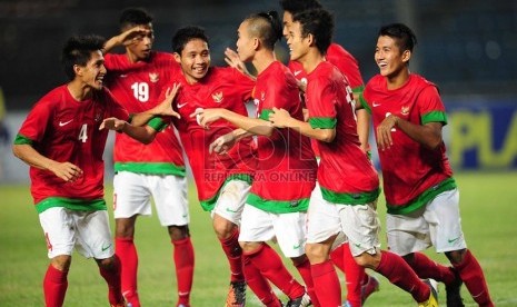  Pemain timnas U-19 Indonesia melakukan selebrasi usai mencetak gol saat laga grup G kualifikasi Piala Asia (AFC) U-19 melawan Laos di Stadion Gelora Bung Karno, Senayan, Jakarta, Selasa (8/10) malam. (Republika/Edwin Dwi Putranto)