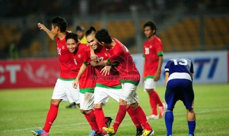  Pemain timnas U-19 Indonesia melakukan selebrasi usai mencetak gol saat laga grup G kualifikasi Piala Asia (AFC) U-19 melawan Laos di Stadion Gelora Bung Karno, Senayan, Jakarta, Selasa (8/10) malam. (Republika/Edwin Dwi Putranto)