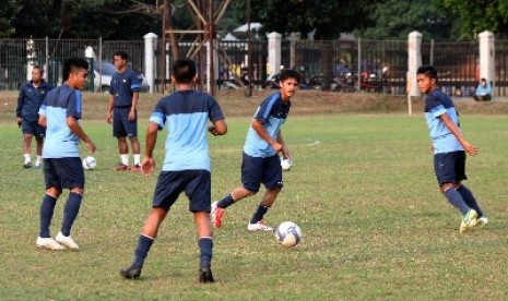 Pemain Timnas U-19 melakukan sesi latihan di Lapangan ABC, Senayan, Jakarta, Rabu (9/10).