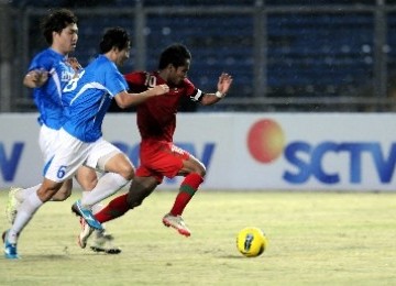 Pemain Timnas U-21 Indonesia, Andik Vermansyah (kanan), mencoba melewati hadangan pemain Hyundai Mipo Dockyard dalam pertandingan persahabatan di Stadion Utama Gelora Bung Karno, Jakarta, Jumat (10/2) malam. 