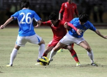  Pemain Timnas U-21 Indonesia, Andik Vermansyah (tengah), berebut bola dengan pemain Hyundai Mipo Dockyard saat pertandingan persahabatan di Stadion Utama Gelora Bung Karno, Jakarta, Jumat (10/2). 