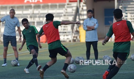 Pemain Timnas U-22 Billy Keraf (kedua kiri) menendang bola ke rekannya dalam latihan menjelang pertandingan Sepak Bola AFF U-22 di lapangan Stadion AIA - Home Of Western, Phnom Penh, Kamboja, Kamis (21/2/2019).