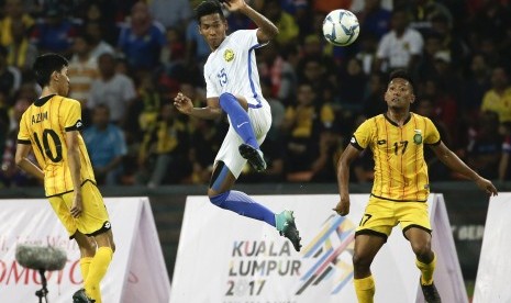 Pemain Timnas U-22 Brunei Darussallam, Mohammad Alimuddin (tengah), berupaya mengamankan bola dari kepungan pemain Malaysia dalam laga Grup A cabang olahraga sepak bola SEA Games 2017 di Stadion Shah Alam, Selangor, Malaysia, Senin (14/8). 