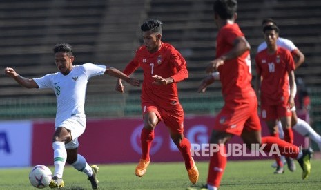 Pemain Timnas U-22 Gian Zola (kiri) melewati pemain Myanmar Lwin Moe Aung (kedua kiri) dalam pertandingan Grub B Piala AFF U-22 di Stadion Nasional Olimpiade Phnom Penh, Kamboja, Senin (18/2/2019).