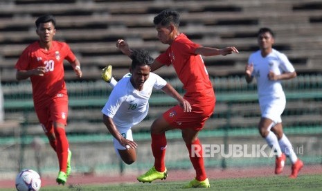 Pemain Timnas U-22 Gian Zola (tengah) dihadang pemain Myanmar Nan Hktike Zaw (kedua kanan) dalam pertandingan Grub B Piala AFF U-22 di Stadion Nasional Olimpiade Phnom Penh, Kamboja, Senin (18/2/2019). 