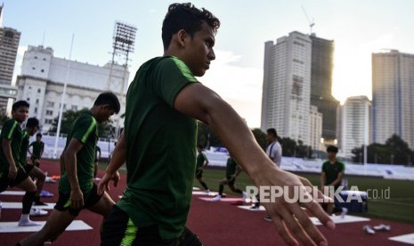 Pemain Timnas U-22 Indonesia Egy Maulana Vikri (kanan) melakukan pendinginan seusai berlatih di Stadion Rizal Memorial, Manila, Filipina, Rabu (27/11/2019).