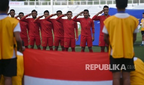 Para pemain timnas Indonesia U-22 menyanyikan lagu Indonesia Raya sebelum laga di SEA Games 2019 di Stadion Rizal Memorial, Manila, Filipina. 