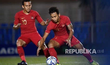 Pemain timnas Indonesia U-22 Osvaldo Haay (kanan) dan Egy Maulana Vikri memungut bola seusai mencetak gol ke gawang Brunei Darussalam. Permainan timnas u-22 terganggu angin kencang dampak Topa Kammuri, Selasa (3/12.