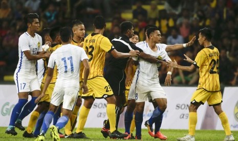 Pemain Timnas U-22 Malaysia dan Brunei Darussallam terlibat adu mulut dalam laga Grup A cabang olahraga sepak bola SEA Games 2017 di Stadion Shah Alam, Selangor, Malaysia, Senin (14/8).