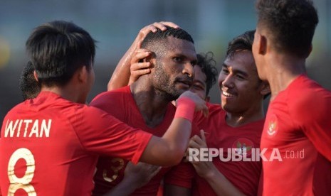 Pemain Timnas U-22 Marinus Wanewar (tengah) beraksi setelah mencetak gol petama ke gawang Malaysia dalam pertandingan Grup B Piala AFF U-22 di Stadion Nasional Olimpiade Phnom Penh, Kamboja