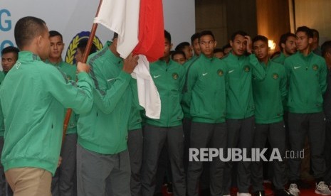 Pemain timnas U-22 mengikuti pelepasan oleh PSSI di Jakarta, Kamis (10/8).