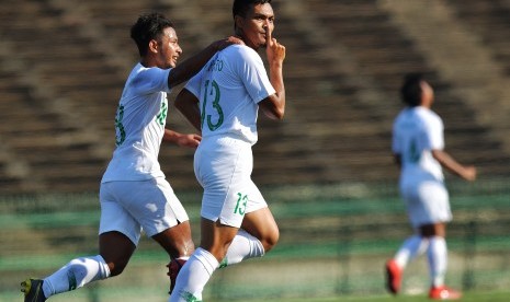 Pemain Timnas U-22 Rachmat Irianto (kedua kiri) beraksi bersama rekannya Gian Zoal (kiri) setelah mencetak gol balasan ke gawang Myanmar dalam pertandingan Grub B Piala AFF U-22 di Stadion Nasional Olimpiade Phnom Penh, Kamboja, Senin (18/2/2019). 