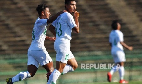 Pemain Timnas U-22 Rachmat Irianto (kedua kiri) beraksi bersama rekannya Gian Zoal (kiri) setelah mencetak gol balasan ke gawang Myanmar dalam pertandingan Grub B Piala AFF U-22 di Stadion Nasional Olimpiade Phnom Penh, Kamboja, Senin (18/2).