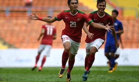 Pemain Timnas U-22 Septian David Maulana (kiri) melakukan selebrasi usai berhasil mengeksekusi tendangan pinalti saat melawan Timnas Thailand U-22 dalam penyisihan grup B SEA Games XXIX Kuala Lumpur 2017 di Stadion Shah Alam, Selangor, Malaysia, Selasa (15/8).