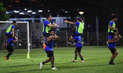 Pemain Timnas U-23 Indonesia Egy Maulana Vikri (atas kedua kiri) dipanggul Ricky Kambuaya (kedua kiri) saat sesi latihan di Lapangan B, Kompleks GBK, Jakarta, Sabtu (30/4/2022). Sebanyak 20 pemain Timnas U-23 Indonesia akan berlaga di SEA Games 2021 Vietnam. Indonesia akan menjalani pertandingan perdana pada 6 Mei 2022 melawan tuan rumah Vietnam. 