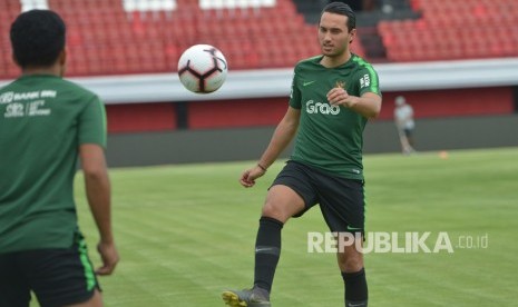 Pemain Timnas U-23 Indonesia Ezra Walian memainkan bola saat latihan di Stadion I Wayan Dipta, Gianyar, Bali, Jumat (15/3/2018). 