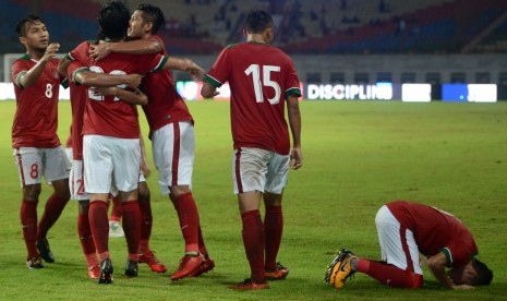 Pemain Timnas U-23 Indonesia melakukan selebrasi usai membobol gawang Timnas U-23 Suriah dalam pertandingan persahabatan di Stadion Wibawa Mukti, Cikarang Timur, Jawa Barat, Kamis (16/11). 