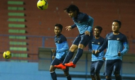 Pemain timnas U-23 melakukan latihan malam hari di Stadion Gajayana, Malang, Sabtu (5/7).