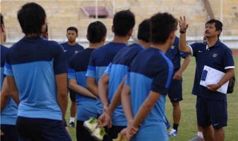 Pemain timnas U19 Indonesia mendengarkan pengarahan pelatih Indra Sjafri (kanan). 