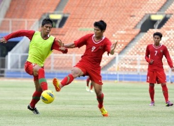 Pemain Timnas U21 berlatih jelang laga uji coba melawan Hyundai Mipo Dolphin di Stadion Utama Gelora Bung Karno (SUGBK), Jakarta, Kamis (9/2). 