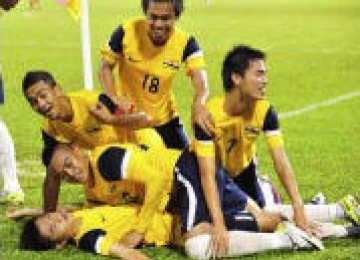 Pemain Timnas Brunei Darussalam, Md Nurikhwan Othman (bawah), merayakan golnya saat laga semifinal Piala Hassanal Bolkiah 2012 lawan Myanmar.