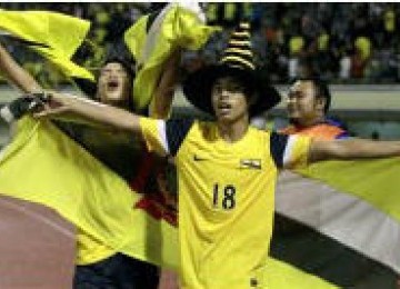  Pemain timnas U21 Brunei Darussalam, Md Nurikhwan Othman (kiri) dan Md Aminuddin Zakwan Tahir, melakukan selebrasi usai memastikan diri lolos ke final turnamen Piala Hassanal Bolkiah 2012 dengan menundukan Myanmar 3-2.