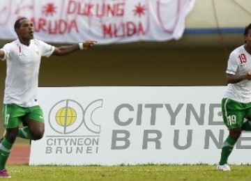 Pemain Timnas U21 Indonesia, Miko Ardiyanto (kanan), merayakan golnya bersama Yosua Pahabol saat menghadapi Vietnam di semifinal turnamen Hassanal Bolkiah Trophy di Stadion Nasional Hassanal Bolkiah, Bandar Seri Begawan, Rabu (7/3). 