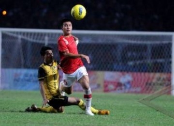 Pemain timnas U23 Indonesia, Christiantoko Yericho (kanan), menggiring bola dengan dikawal pesepakbola kapten Malaysia, Bakhtiar Baddrol, pada pertandingan lanjutan babak kualifikasi Grup A SEA Games XXVI melawan Indonesia di Stadion Utama Gelora Bung Karn