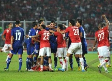 Pemain Timnas U23 Indonesia dan Thailand terlibat kericuhan setelah wasit memberi kartu merah pemain Thailand di babak penyisihan Grup A SEA Games XXVI di Stadion Utama Gelora Bung Karno, Jakarta, Minggu (13/11). 