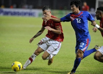 Pemain timnas U23 Indonesia, Diego Michiels (kiri), berebut bola dengan pemain Kamboja, Pheak Rady, pada babak kualifikasi Grup A SEA Games XXIV, di Stadion Gelora Bung Karno, Jakarta, Senin (7/11). 