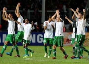 Pemain timnas U23 Indonesia meluapkan kegembiraannya seusai pertandingan babak semifinal SEA Games XXVI Indonesia melawan timnas Vietnam di Stadion Utama Gelora Bung Karno (SUGBK) Senayan, Jakarta, Sabtu malam (19/11).