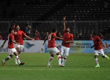 Pemain Timnas U23 Indonesia, Patrich Wanggai (dua kanan), merayakan gol bersama rekan pada pertandingan babak penyisihan Grup A SEA Games XXVI melawan Kamboja di Stadion Utama Gelora Bung Karno Senayan, Jakarta, Senin (7/11).