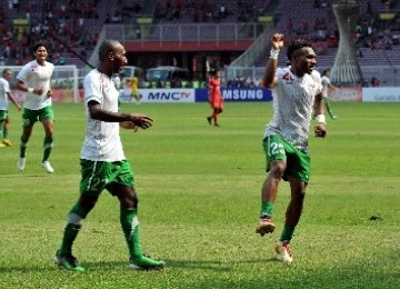 Pemain Timnas U23 Indonesia, Titus Bonai (kanan), merayakan gol usai menjebol gawang Singapura saat pertandingan lanjutan dalam penyisihan Sepak Bola Grup A SEA Games ke-26 di Stadion Utama Gelora Bung Karno, Jakarta, Jumat (11/11).